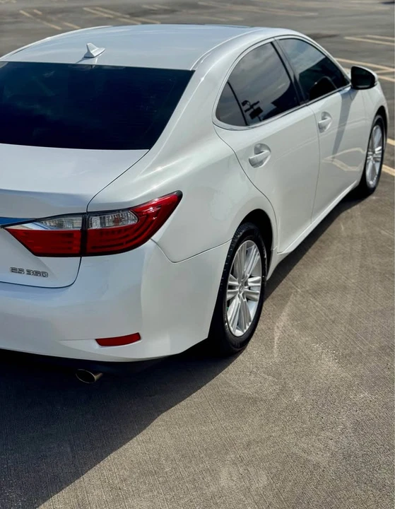 2013 Lexus ES 6th Gen - Image 5 of 19