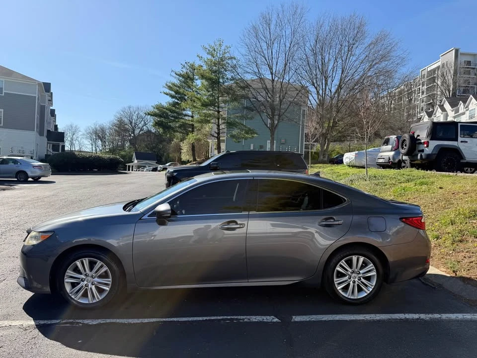2013 Lexus ES 6th Gen - Image 2 of 15