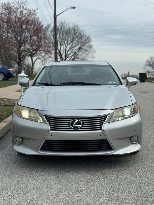 2013 Lexus ES 6th Gen - Image 3 of 17