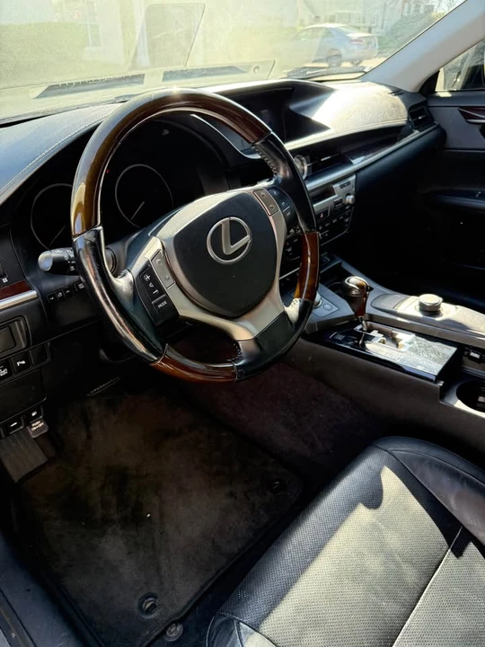 2013 Lexus ES 6th Gen - Image 9 of 15