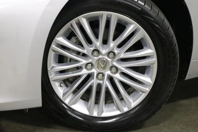 2013 Lexus ES 6th Gen - Image 11 of 20