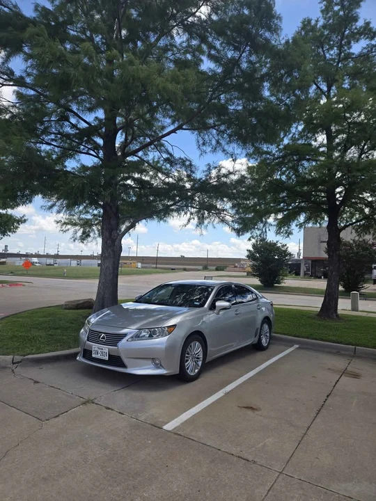 2013 Lexus ES 6th Gen - Image 2 of 6