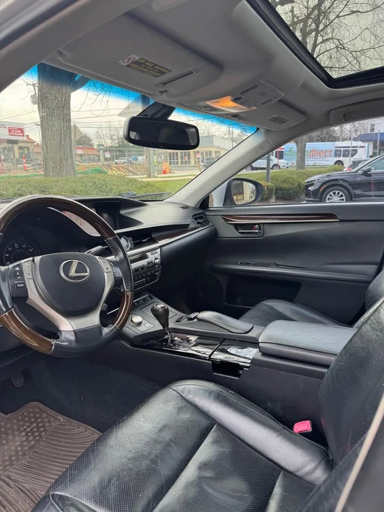 2013 Lexus ES 6th Gen - Image 11 of 17