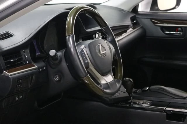 2013 Lexus ES 6th Gen - Image 12 of 20