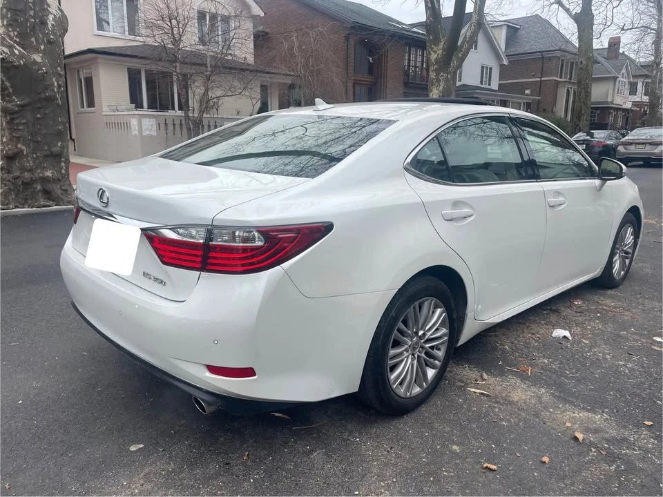 2013 Lexus ES 6th Gen - Image 5 of 19