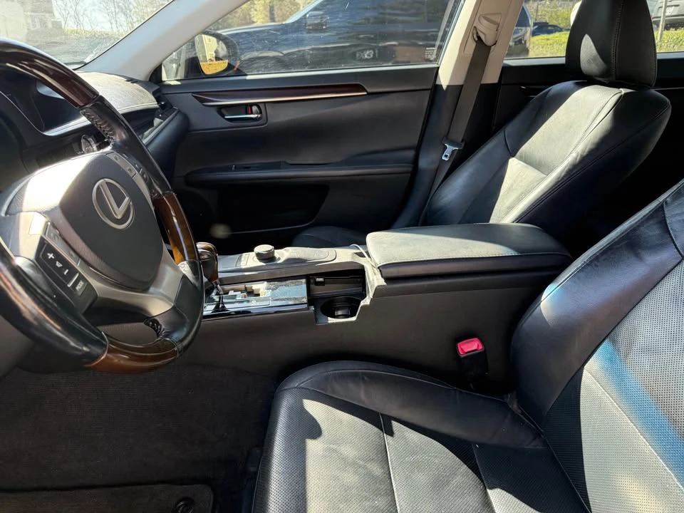2013 Lexus ES 6th Gen - Image 8 of 15