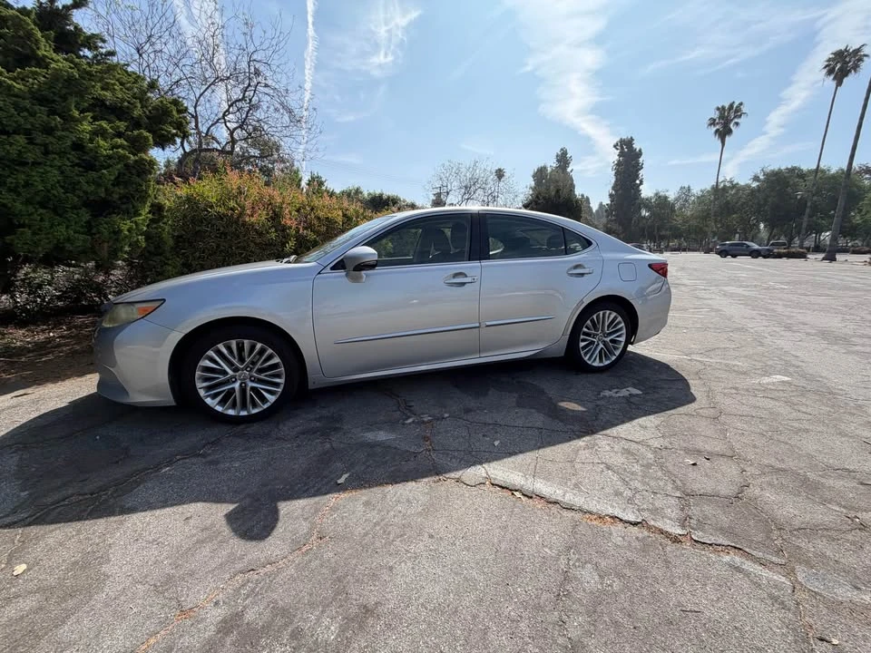 2013 Lexus ES 6th Gen - Image 4 of 16