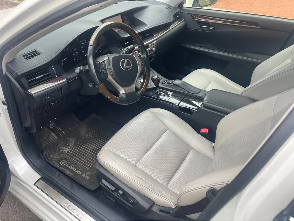 2013 Lexus ES 6th Gen - Image 10 of 19