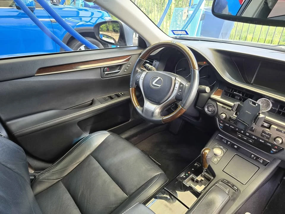 2013 Lexus ES 6th Gen - Image 3 of 6