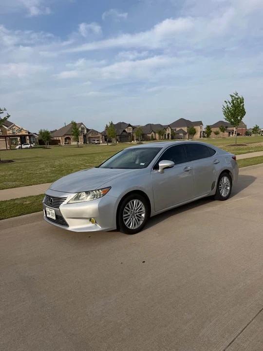 2013 Lexus ES 6th Gen - Image 2 of 20