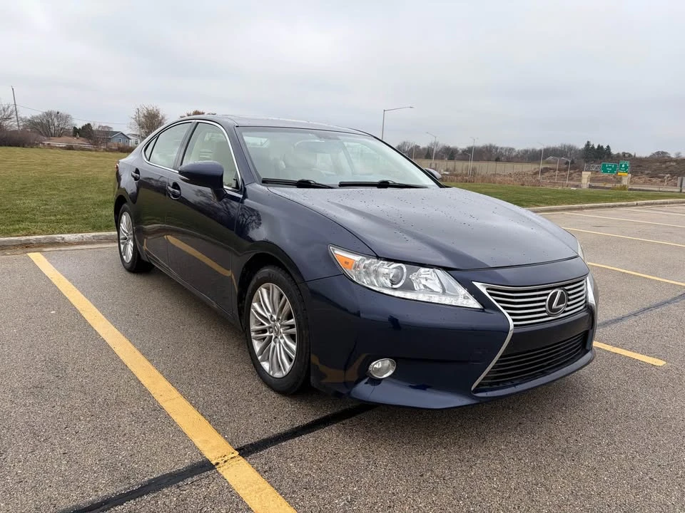2013 Lexus ES 6th Gen - Image 3 of 16