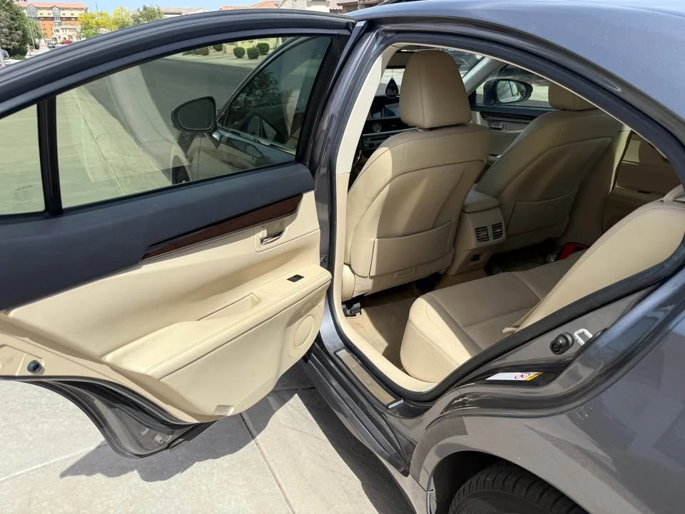 2013 Lexus ES 6th Gen - Image 10 of 16