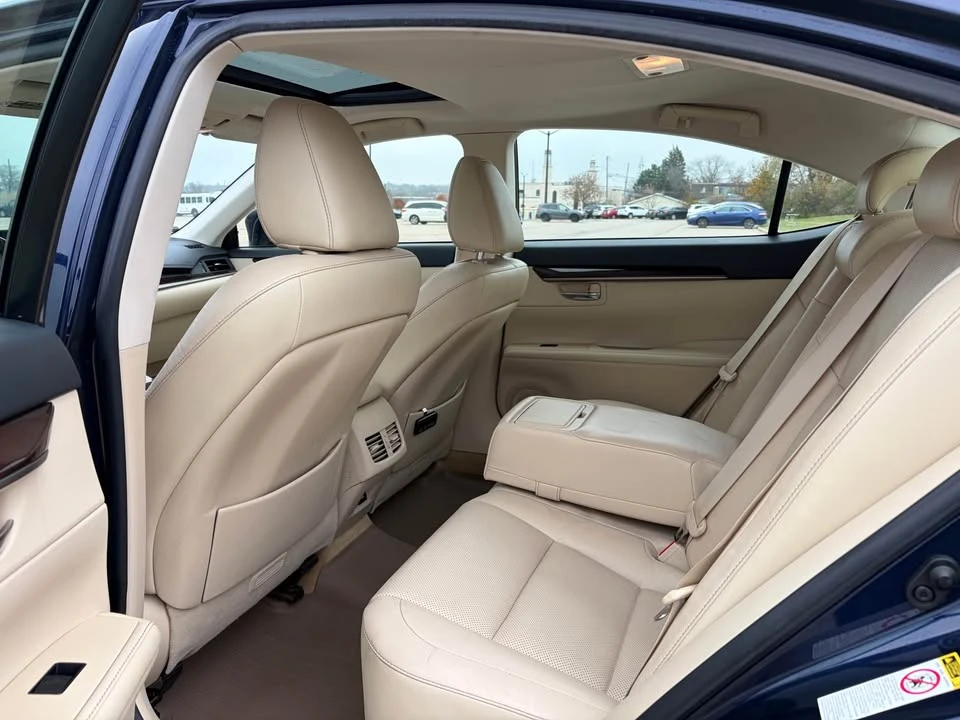 2013 Lexus ES 6th Gen - Image 9 of 16