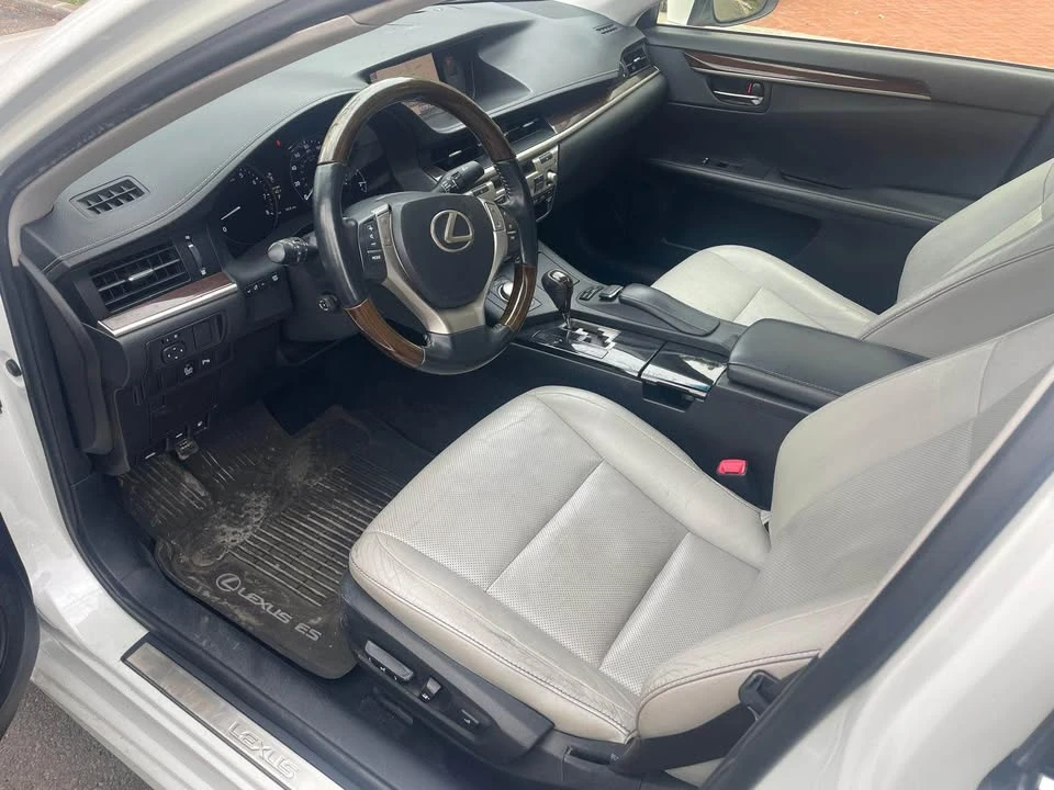 2013 Lexus ES 6th Gen - Image 11 of 19