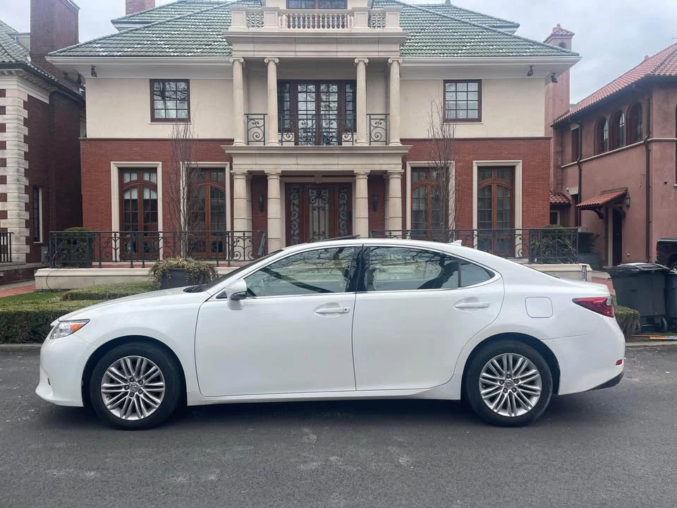 2013 Lexus ES 6th Gen - Image 2 of 19