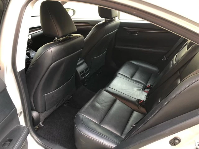 2013 Lexus ES 6th Gen - Image 10 of 17