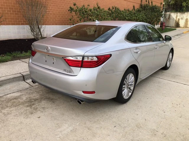 2013 Lexus ES 6th Gen - Image 11 of 17