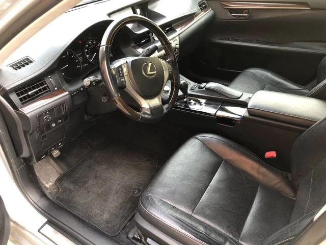 2013 Lexus ES 6th Gen - Image 5 of 17