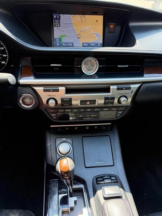 2013 Lexus ES 6th Gen - Image 17 of 20