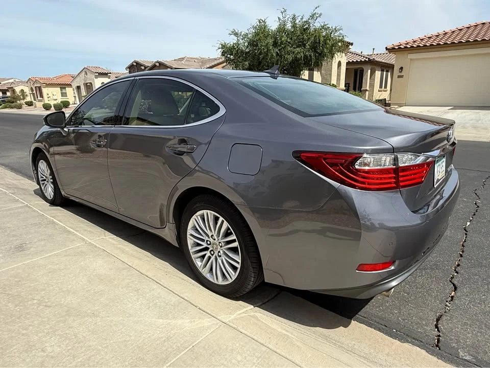 2013 Lexus ES 6th Gen - Image 2 of 16