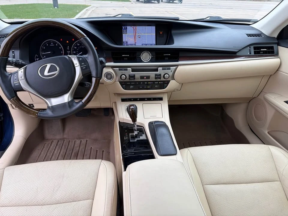 2013 Lexus ES 6th Gen - Image 10 of 16