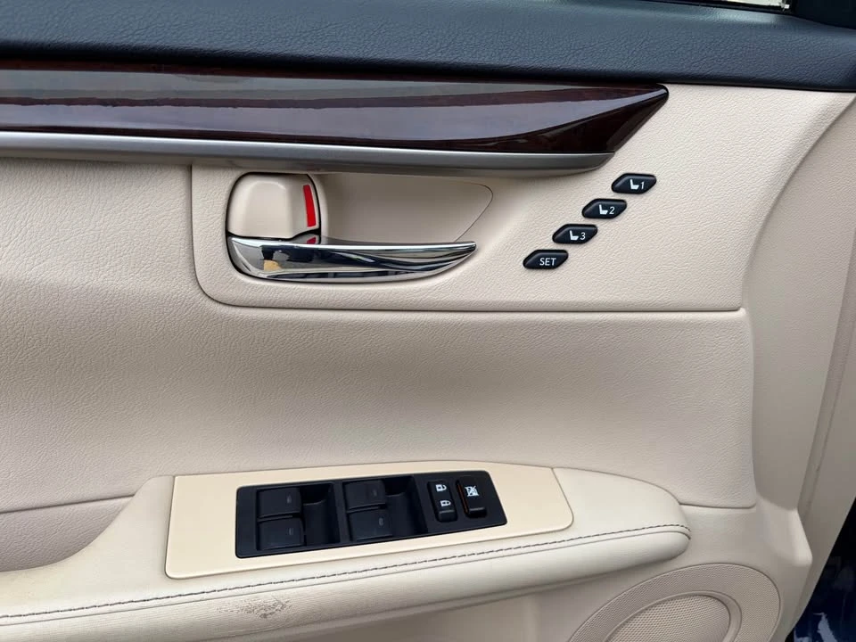 2013 Lexus ES 6th Gen - Image 11 of 16