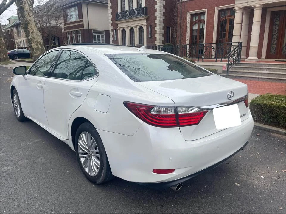 2013 Lexus ES 6th Gen - Image 7 of 19