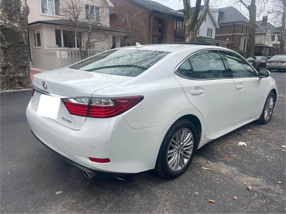 2013 Lexus ES 6th Gen - Image 5 of 19