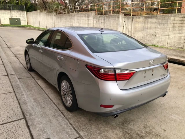 2013 Lexus ES 6th Gen - Image 6 of 17