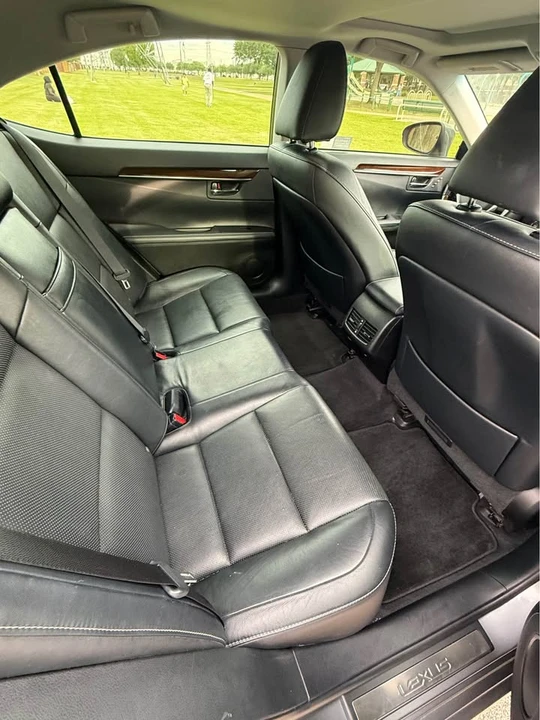 2013 Lexus ES 6th Gen - Image 11 of 13