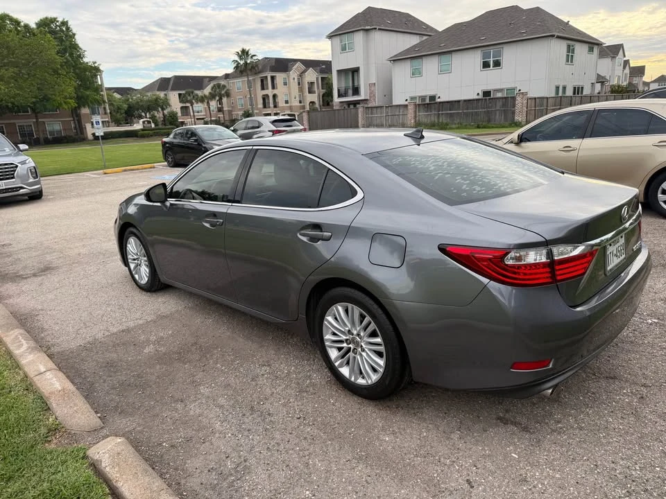 2013 Lexus ES 6th Gen - Image 5 of 13