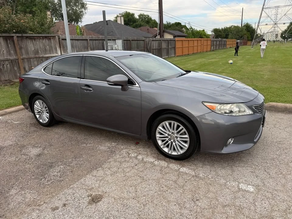 2013 Lexus ES 6th Gen - Image 2 of 13