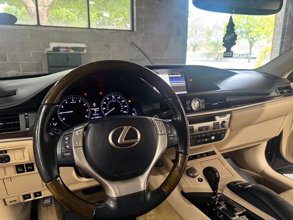 2013 Lexus ES 6th Gen - Image 8 of 10