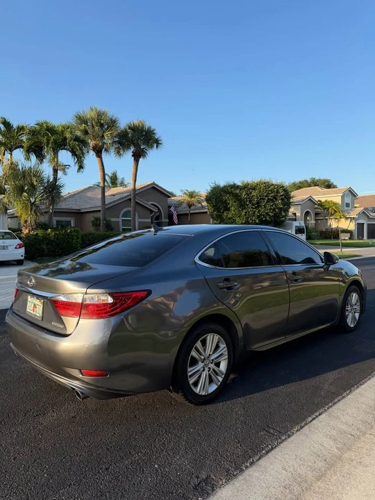 2013 Lexus ES 6th Gen - Image 11 of 18