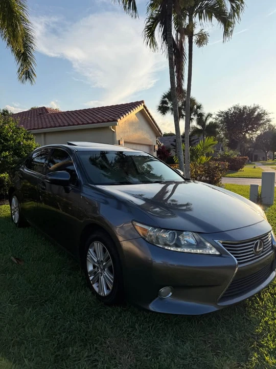 2013 Lexus ES 6th Gen - Image 2 of 18