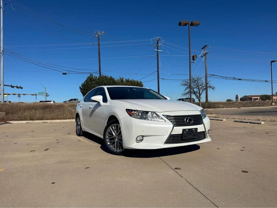 2013 Lexus ES 6th Gen - Image 3 of 15