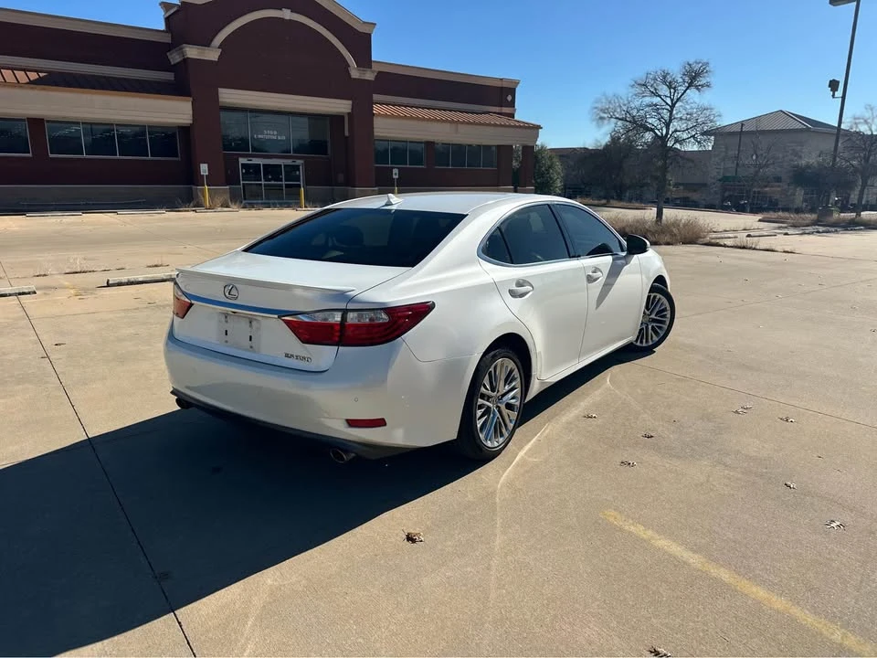 2013 Lexus ES 6th Gen - Image 8 of 15