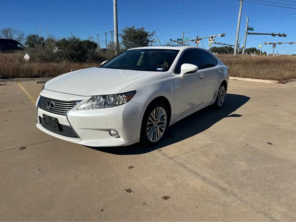 2013 Lexus ES 6th Gen - Image 2 of 15