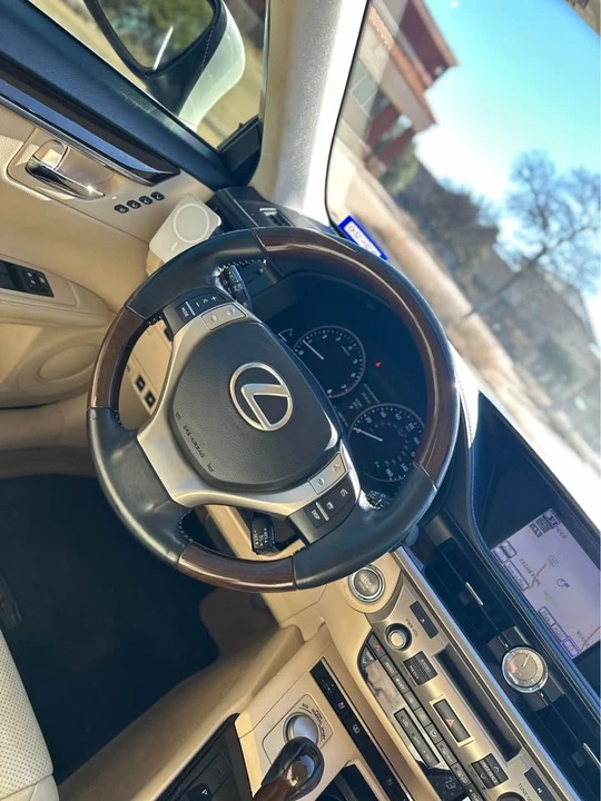 2013 Lexus ES 6th Gen - Image 9 of 15