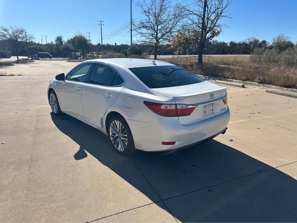 2013 Lexus ES 6th Gen - Image 4 of 15