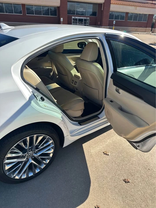 2013 Lexus ES 6th Gen - Image 11 of 15