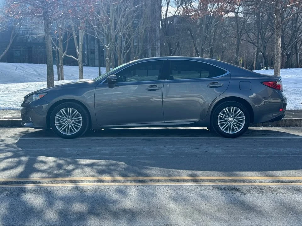 2013 Lexus ES 6th Gen - Image 2 of 18