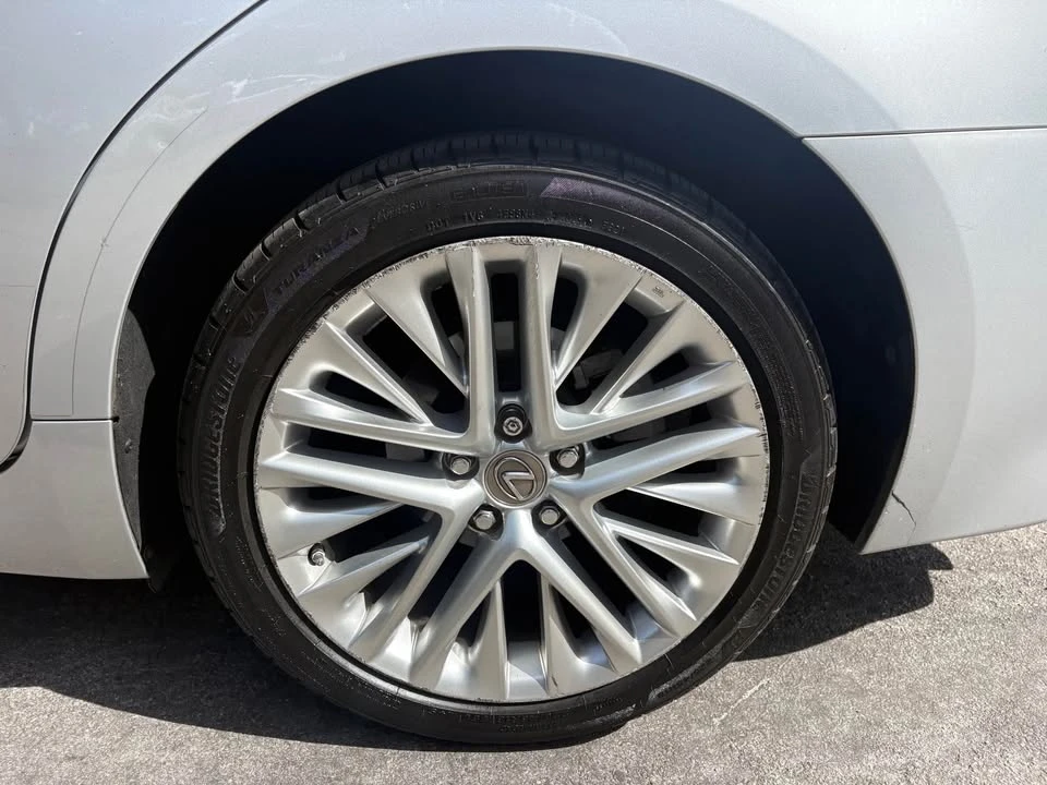 2013 Lexus ES 6th Gen - Image 8 of 12