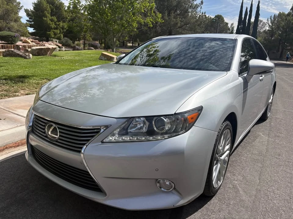 2013 Lexus ES 6th Gen - Image 2 of 12