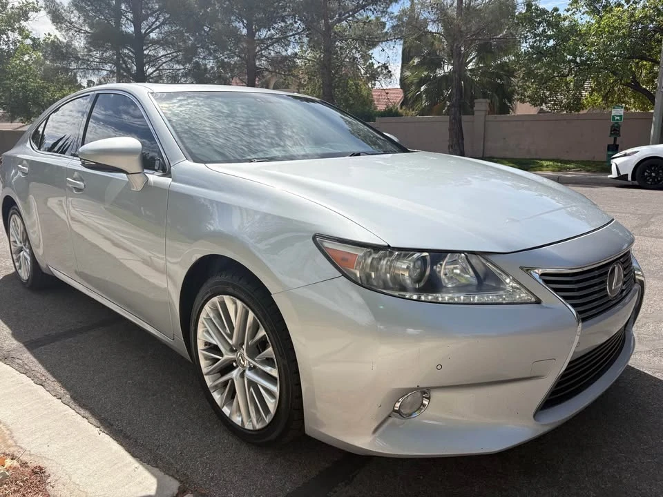 2013 Lexus ES 6th Gen - Image 3 of 12