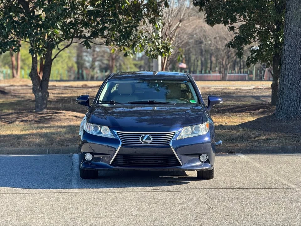 2013 Lexus ES 6th Gen - Image 2 of 20