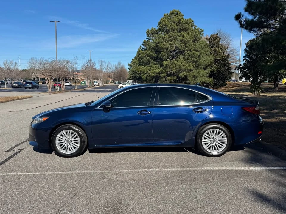 2013 Lexus ES 6th Gen - Image 9 of 20