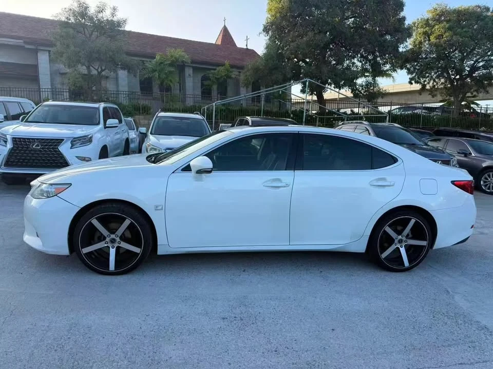 2013 Lexus ES 6th Gen - Image 2 of 10