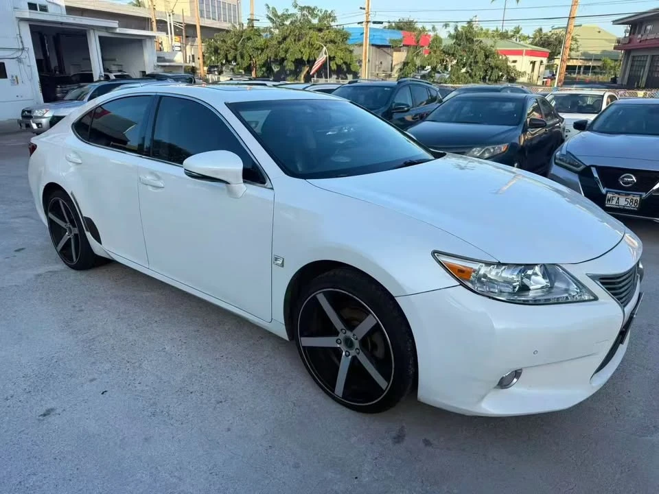 2013 Lexus ES 6th Gen - Image 6 of 10