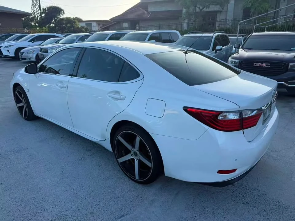 2013 Lexus ES 6th Gen - Image 3 of 10